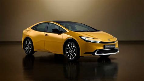 Toyota Prius in corsa notturna con scie luminose