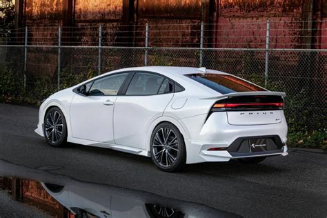 Tuning estremo su una Toyota Prius con elementi aerodinamici aggressivi