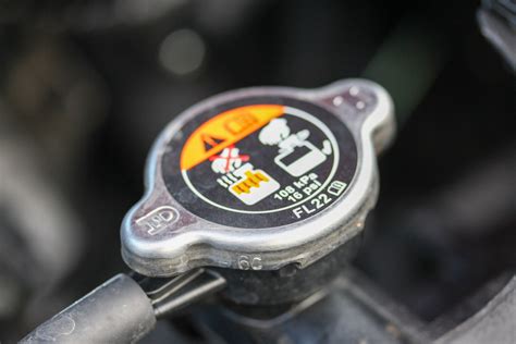 Sezione di un tappo del radiatore che mostra le valvole