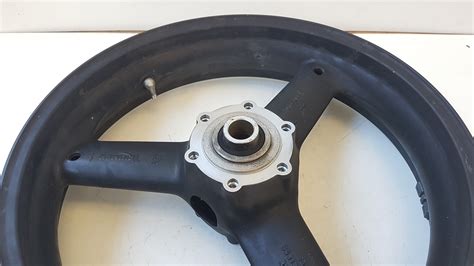 Moto in curva con evidenziato il cerchione anteriore