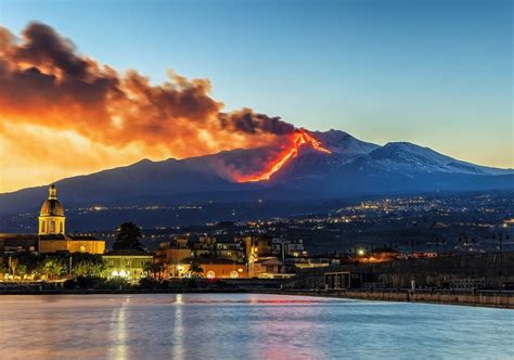 Vista panoramica di Zafferana Etnea con il vulcano Etna sullo sfondo