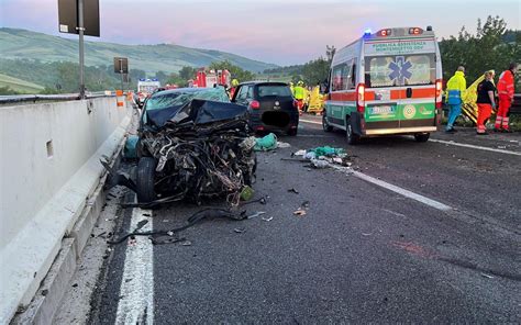 Automobile distrutta dopo un incidente
