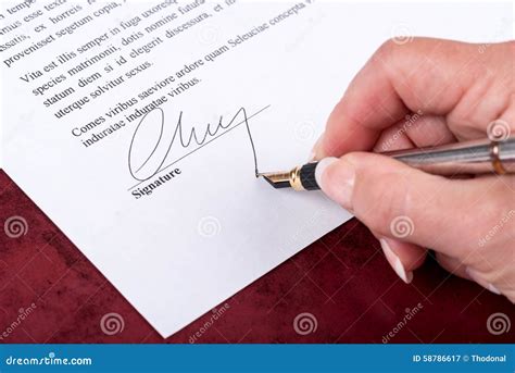 Mano di un avvocato che firma un contratto