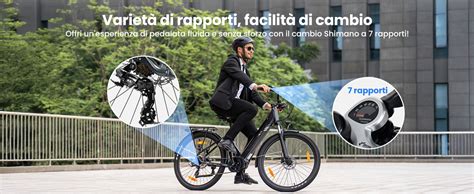 Persona su bicicletta ibrida in ambiente urbano