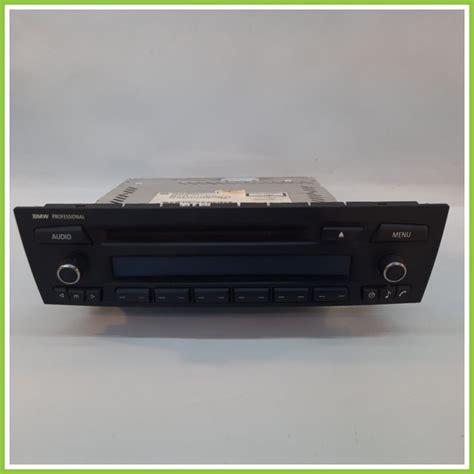 Interno di una BMW Serie 3 E90 con autoradio