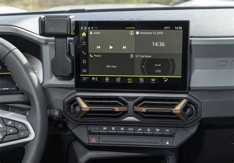 Dashboard Dacia Duster con schermo infotainment e connettività