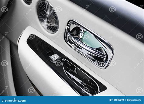 Interno Auto con Maniglia Alzavetro