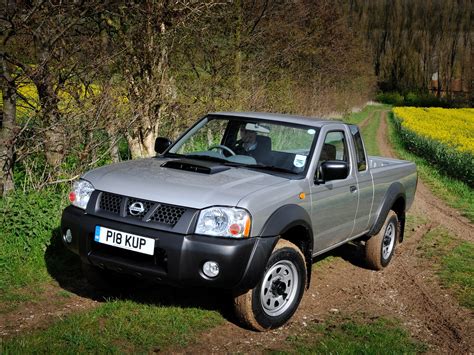 Nissan King Cab in un paesaggio off-road