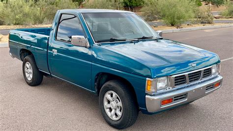 Dettaglio del frontale di un Nissan D21 Hardbody