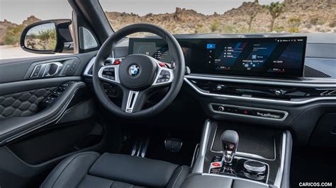 Interni della BMW X5 xDrive45e che evidenziano la tecnologia