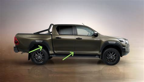 Meccanici Toyota che ispezionano un Hilux