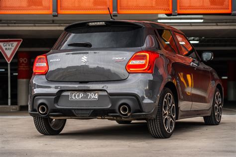 Suzuki Swift 4x4 con spoiler posteriore
