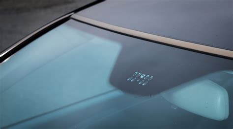 Sensore di luce automatico su parabrezza auto