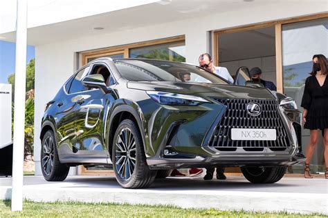 Lexus NX 2021 con griglia a clessidra