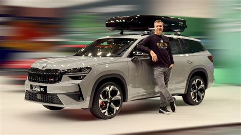 Famiglia con cane che carica la Skoda Kodiaq con vasca baule