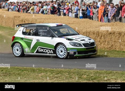 Skoda Fabia S2000 in azione su sterrato