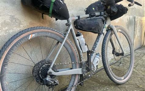 Schema delle diverse tipologie di borse da bikepacking su una bici