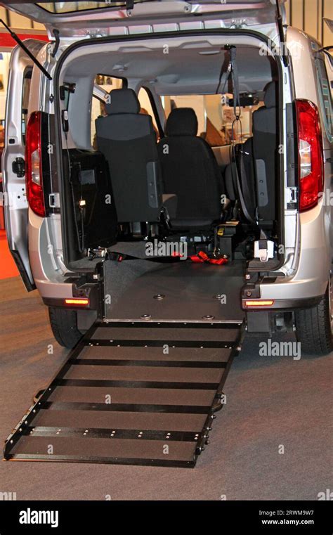 Veicolo con rampa di accesso per sedia a rotelle