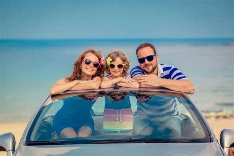 Famiglia che gode della musica in auto