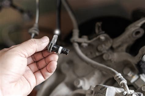 Dettaglio connessioni sensore ABS e tubo freno