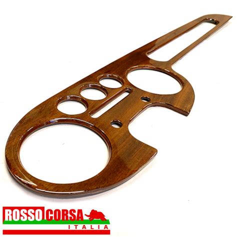 Dettaglio del cruscotto in legno della Lancia Fulvia Coupé