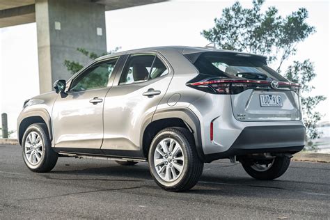 Confronto visivo tra Yaris hatchback e Yaris Cross