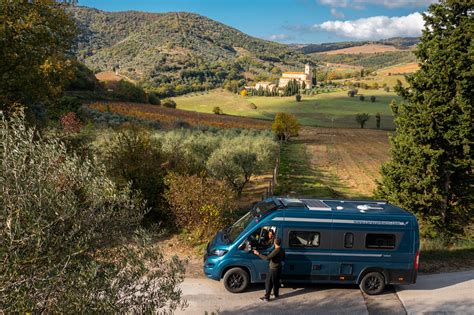 Coppia che si gode il panorama dalla porta aperta di un camper