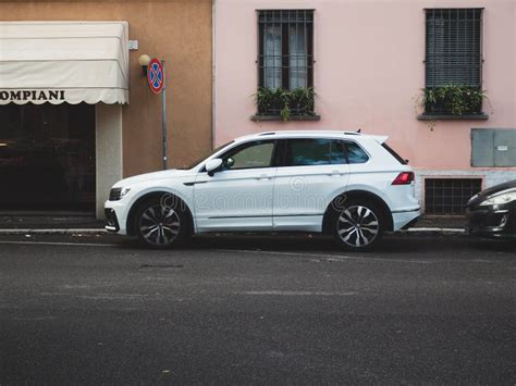 Volkswagen Tiguan in una strada urbana