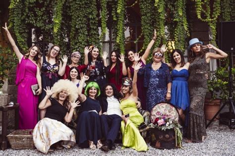 Foto di gruppo del Sindaco di Scicli, rappresentanti di PMG Italia e aziende partner durante la cerimonia di consegna del Doblò