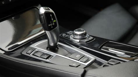 Interno di una Volkswagen Touran con leva del cambio