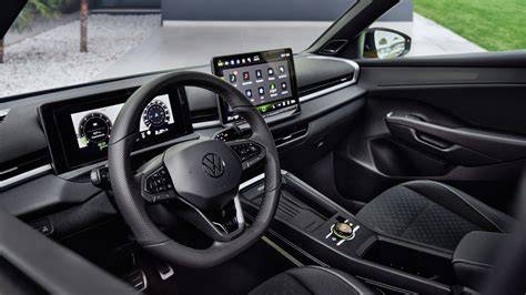 Interni della Volkswagen Golf 7, con console centrale orientata al conducente