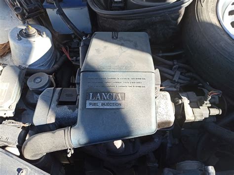 dettaglio meccanico del vano motore Lancia Y10 classica