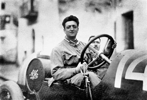 Immagine d'epoca di Enzo Ferrari e un pilota