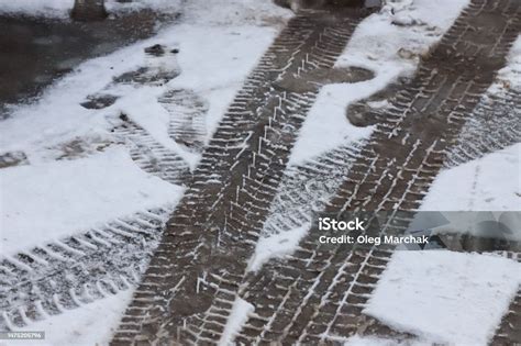 Pneumatici chiodati su strada innevata e ghiacciata