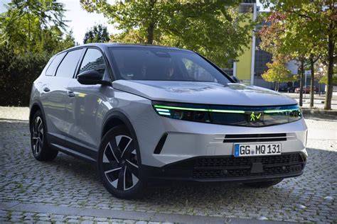 Opel Grandland frontale con fari accesi