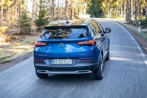 Opel Grandland posteriore con luci accese