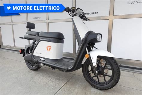 Scooter elettrico 4x4 su terreno sconnesso