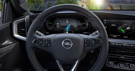 Plancia di una Opel Mokka X con un grande schermo multimediale