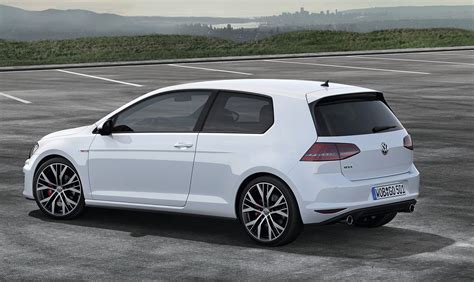 Volkswagen Golf GTI 2012 in un contesto urbano