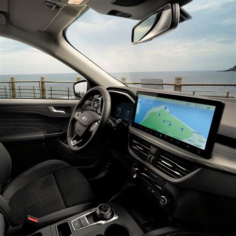 Interno Ford Kuga con display informazioni centrale