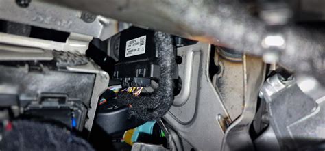 Vista ravvicinata di una centralina airbag con connettori