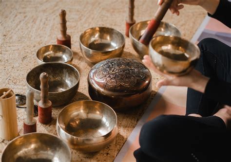 Persona sdraiata mentre partecipa a un bagno sonoro con campane tibetane e gong