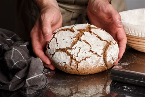 Persona che impasta il pane con espressione rilassata