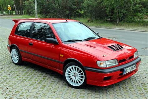 Interni Nissan Sunny GTi-R con strumentazione aggiuntiva