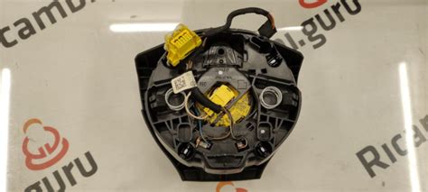 Componenti di un sistema airbag: volante, centralina, sensori, airbag