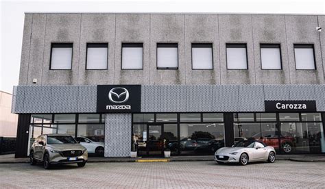 Concessionaria Mazda con auto in esposizione