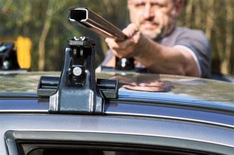 Tipi di barre portatutto su un'auto