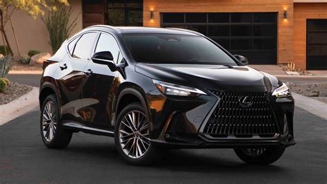Lexus NX in un ambiente dinamico
