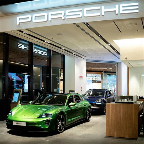 Interno showroom Porsche con auto nuove