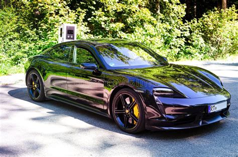Un modello Porsche Taycan in carica